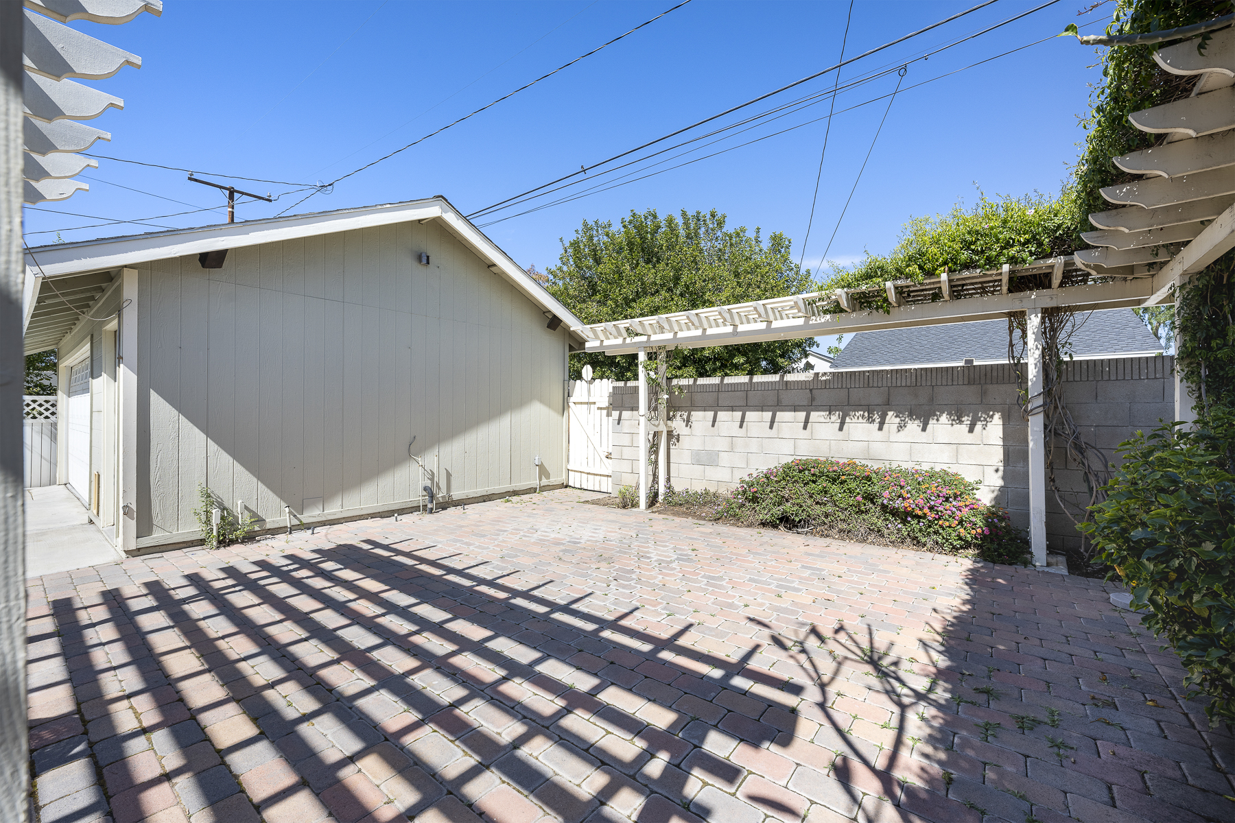 1229 Grove Place Fullerton CA 92831: Courtyard looking towards gate