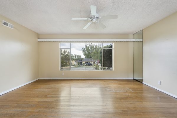 501 Dorothy Drive: Forward facing view of living room area 2 with large window and floor to ceiling mirror