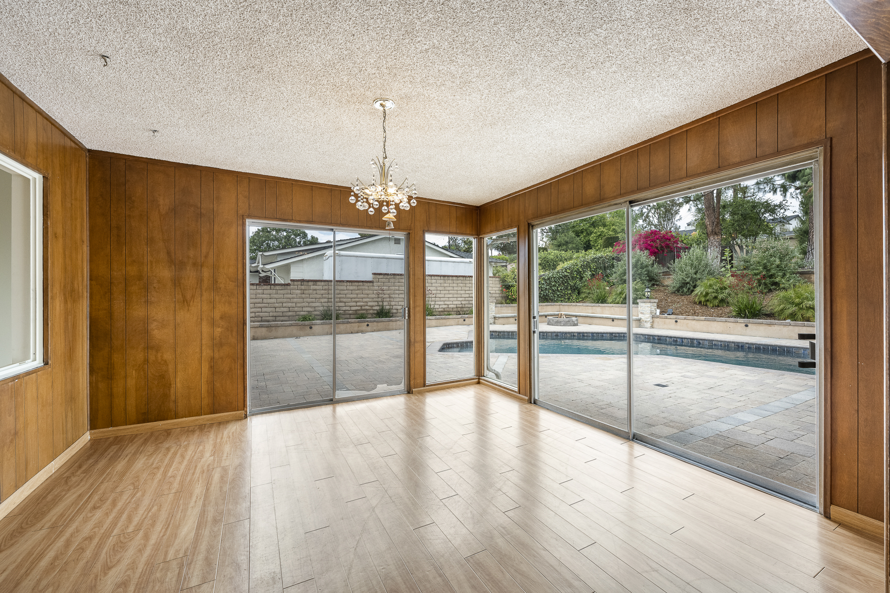 501 Dorothy Drive: forward facing view of dining room with two double sliding doors