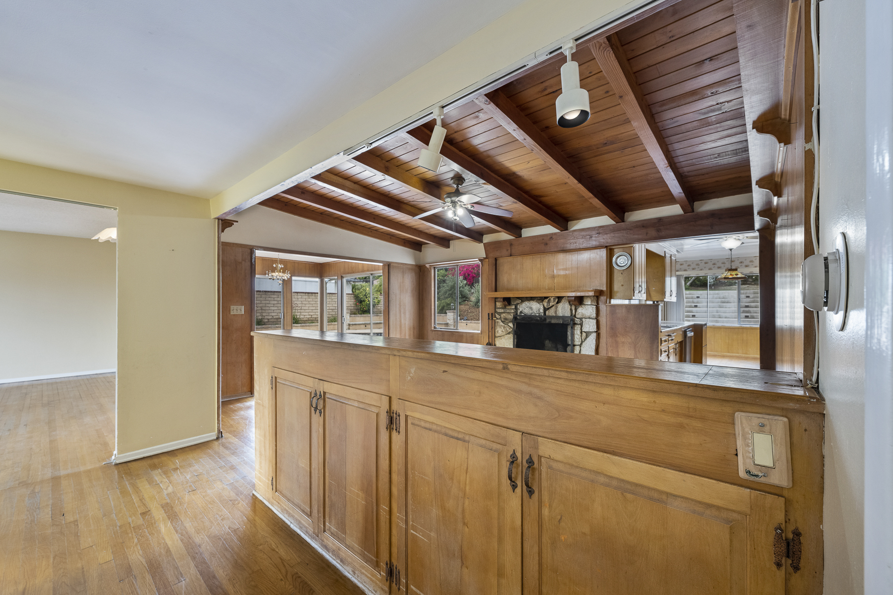 501 Dorothy Drive: kitchen view into living room with slight vaulted ceilings