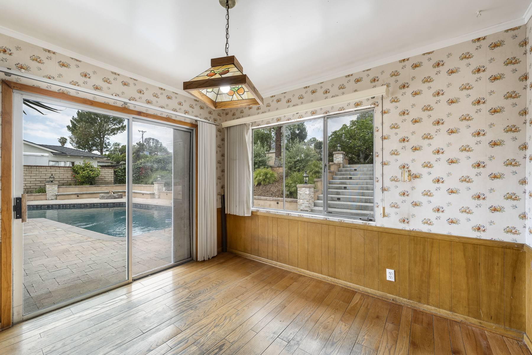 501 Dorothy Drive: breakfast area with view of pool