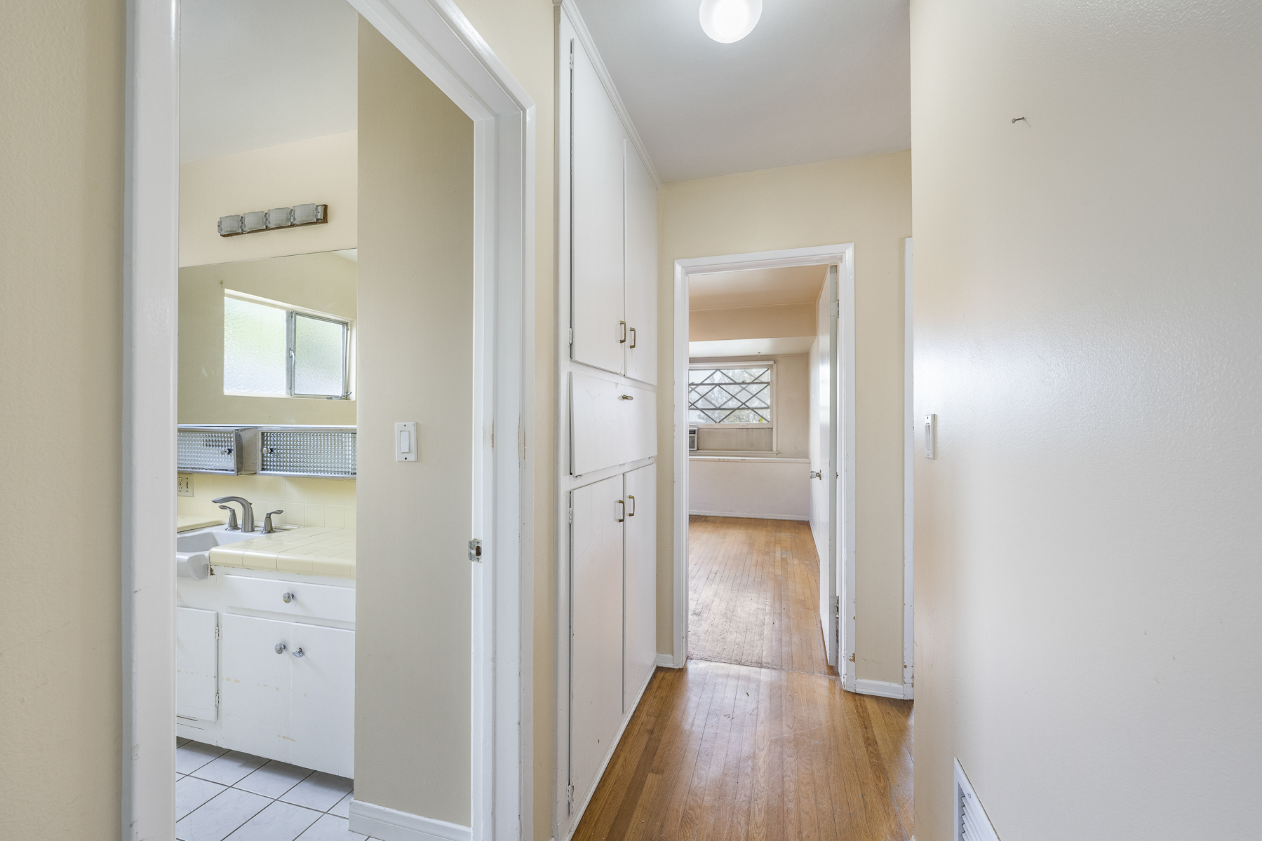 501 Dorothy Drive: Hallway view of bathroom and bedroom