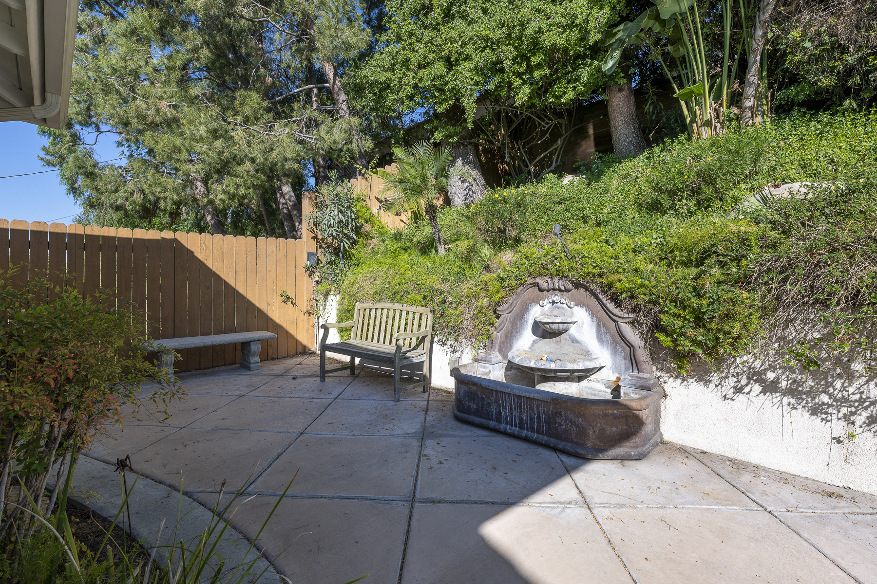 806 N. Adlena Drive, Fullerton, CA 92833: Exterior shot of fountain and benches.