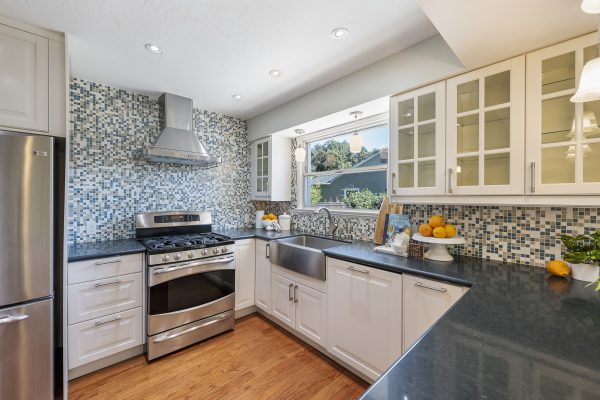 411 Truman Ave, Fullerton, CA 92832: Kitchen oven and vent a hood.
