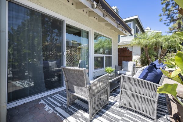 3424 Pinebrook Costa Mesa CA 92626: Backyard of the house with outdoor furniture.