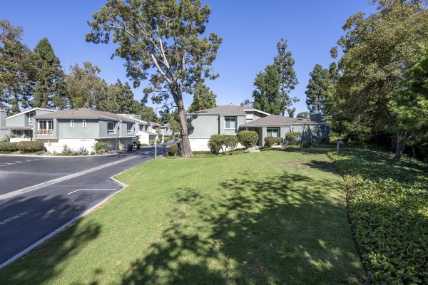3424 Pinebrook Costa Mesa CA 92626: Outdoor community with green lawn.