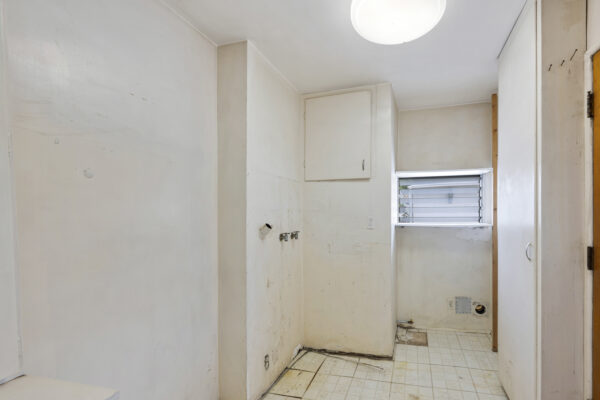 11708 Pruess Ave Downey CA 90241-Laundry Room-2