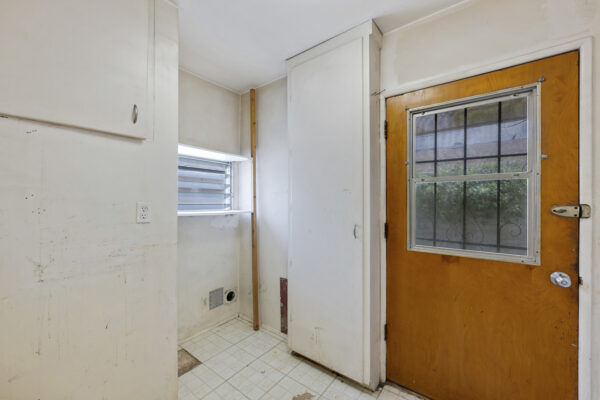 11708 Pruess Ave Downey CA 90241-Laundry Room