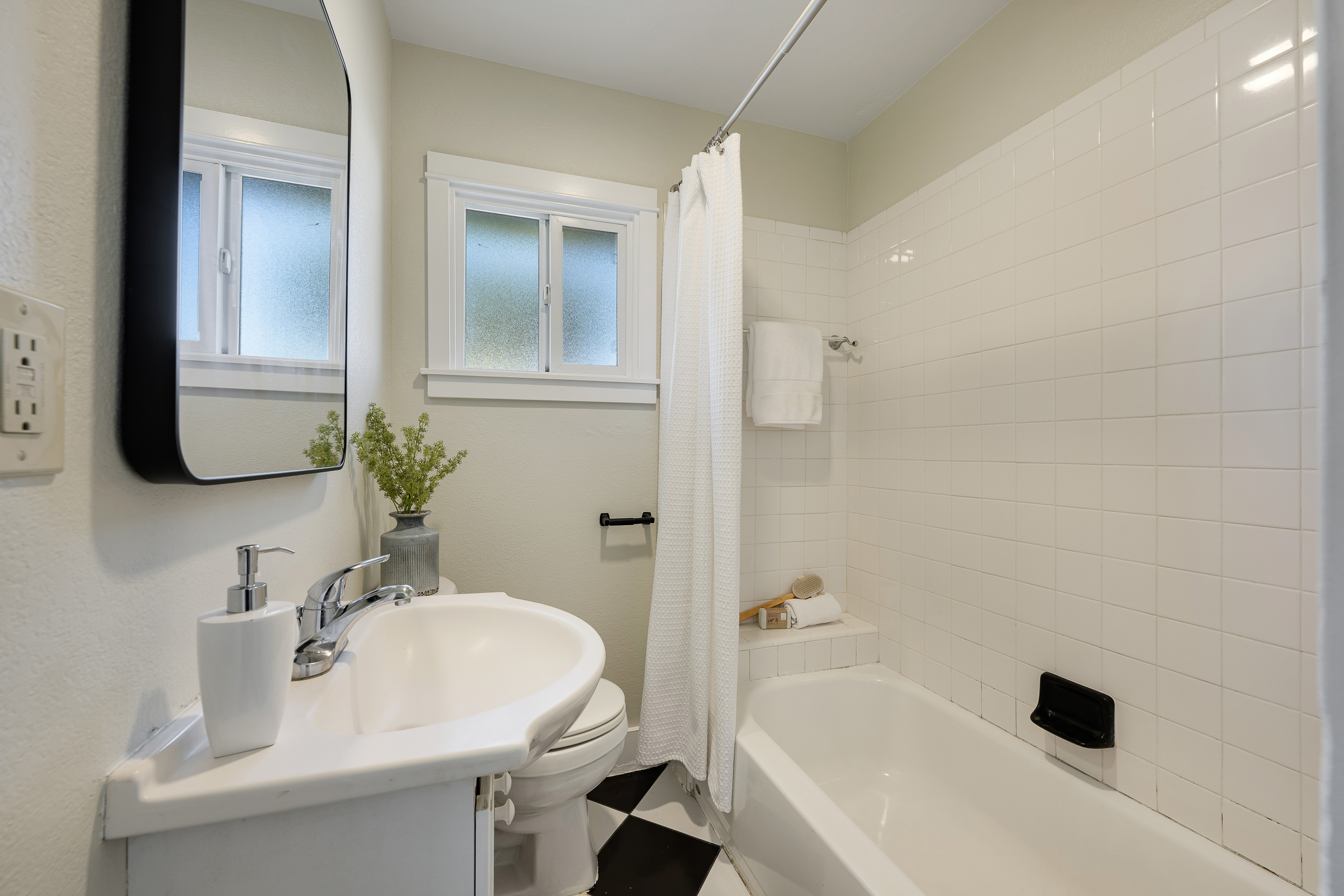 911 E. Commonwealth Ave, Fullerton, CA 92831