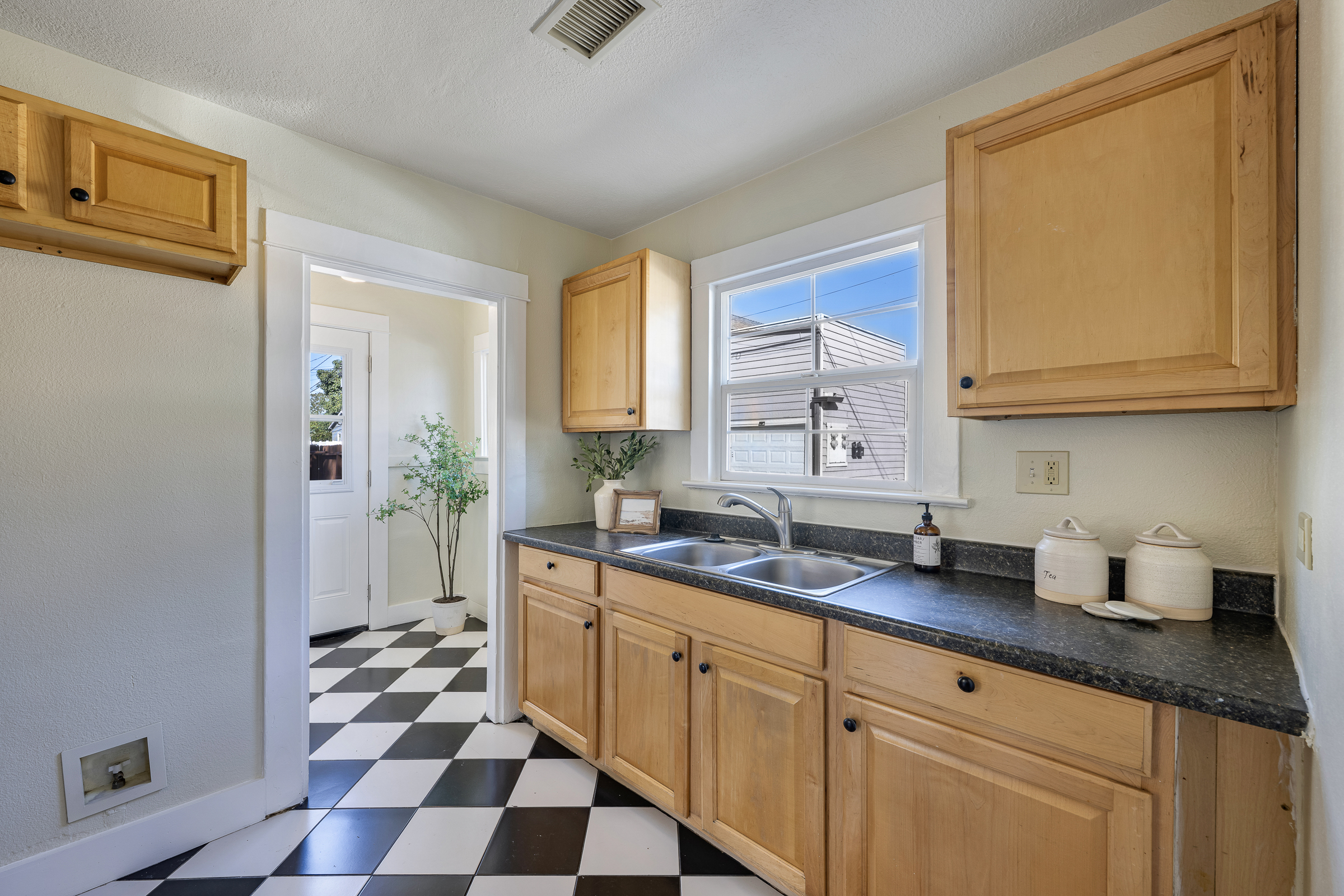 911 E. Commonwealth Ave, Fullerton, CA 92831