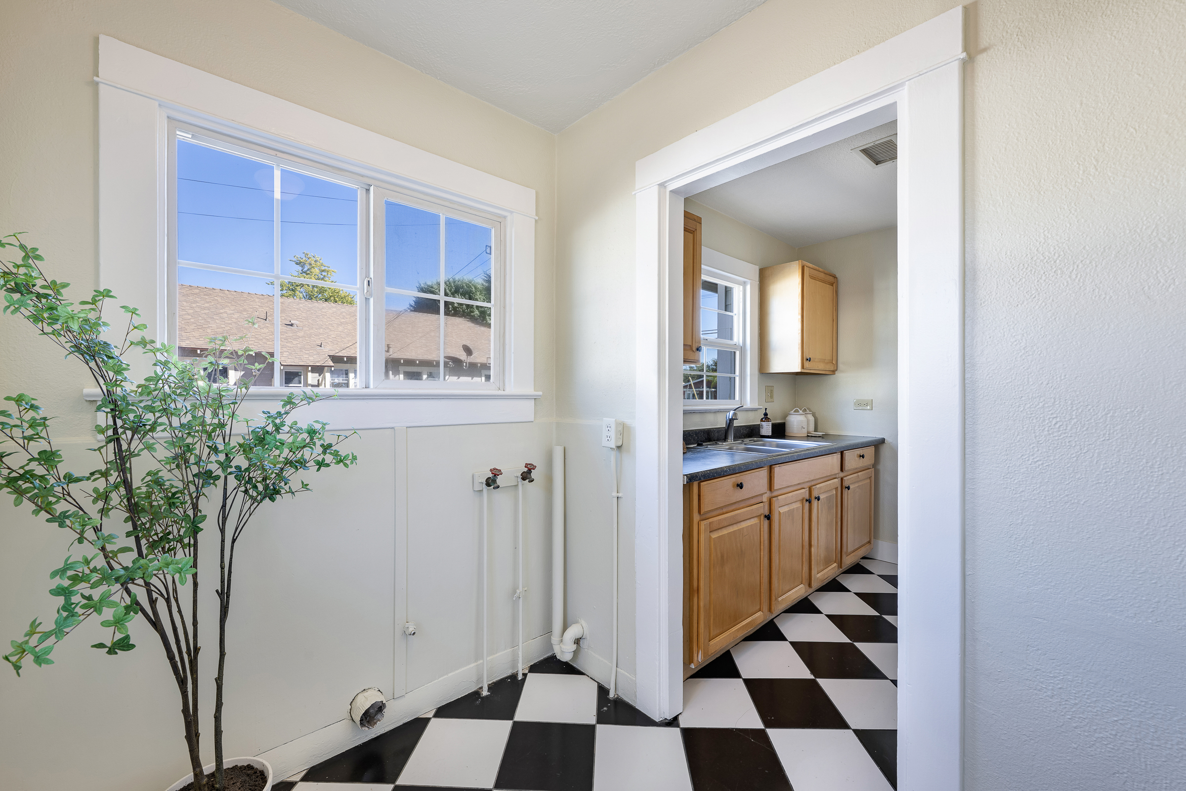 911 E. Commonwealth Ave, Fullerton, CA 92831