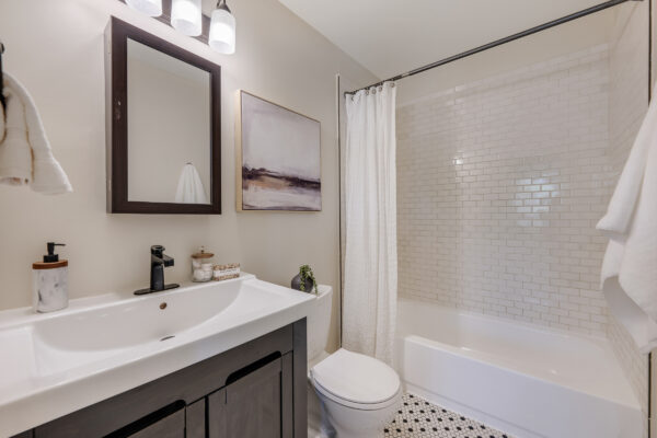 618 S Pine Dr-Hall Bathroom-2