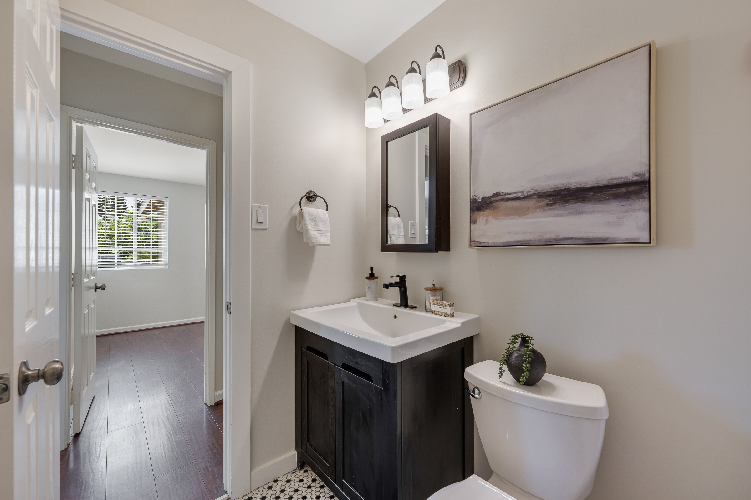 618 S Pine Dr-Hall Bathroom