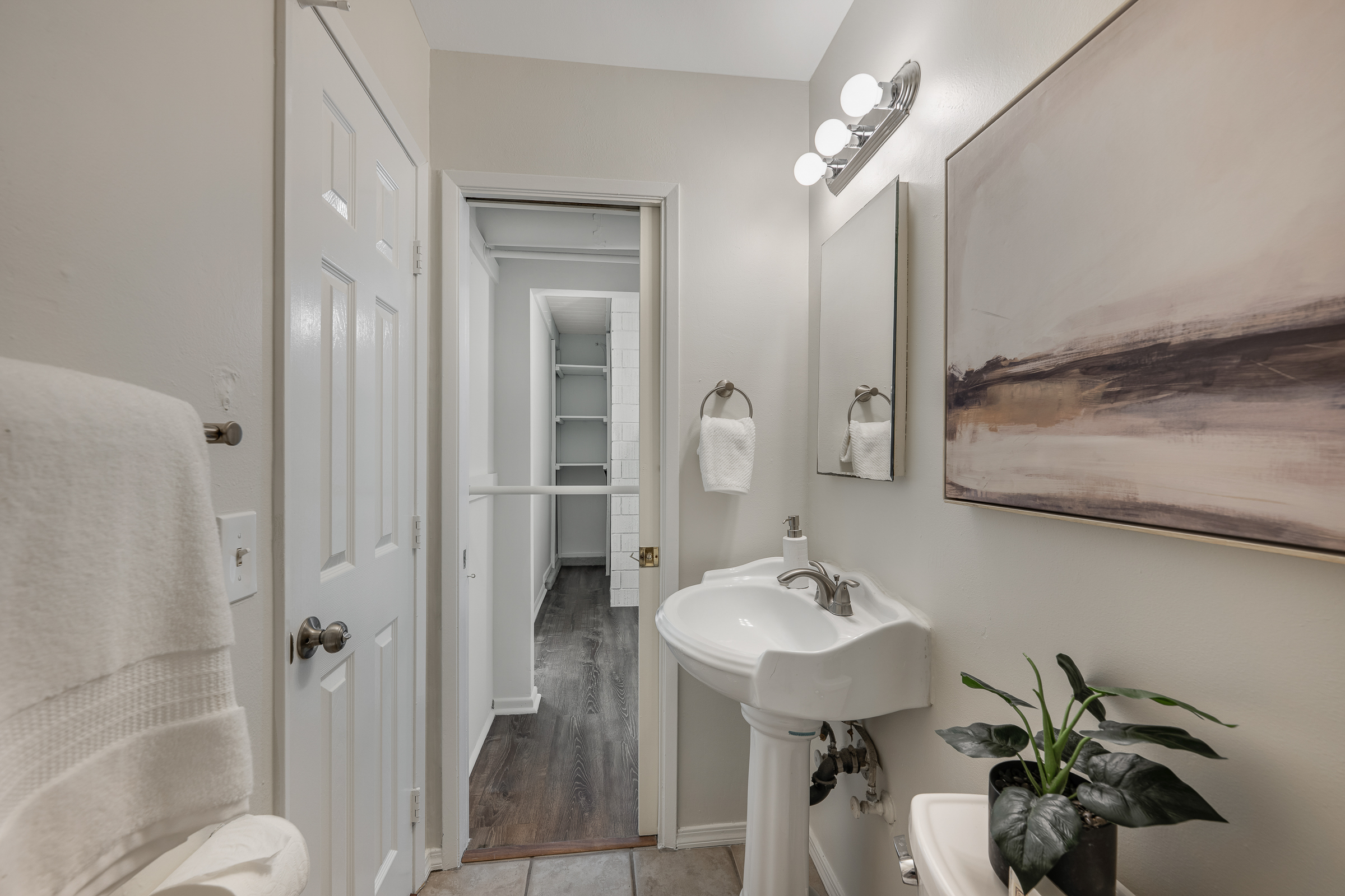 618 S Pine Dr-Bathroom